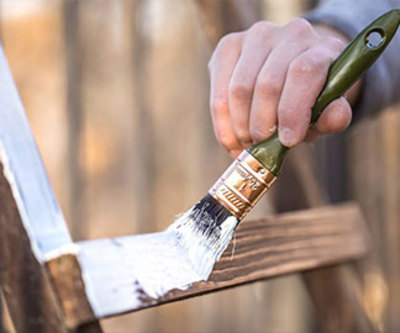 Pintar madera barnizada: ¿qué debes saber?